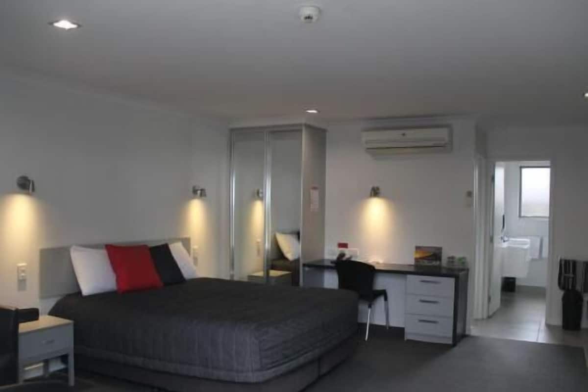 Minibar, skrivbord, mörkläggningsgardiner och strykjärn/strykbräda