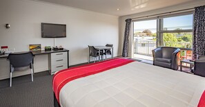 Deluxe Studio | Minibar, desk, blackout curtains, iron/ironing board - ASURE Pukekura Motor Lodge (New Plymouth)