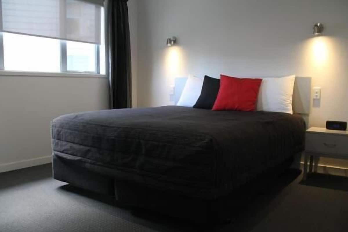 Minibar, skrivbord, mörkläggningsgardiner och strykjärn/strykbräda