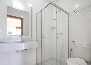 Shower, hair dryer, bidet, towels - Hotel Hola (Florianópolis)