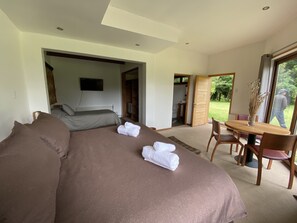 Ropa de cama de alta calidad y minibar 