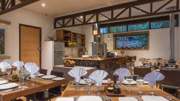 Phục vụ bữa sáng và bữa tối, đặc sản vùng