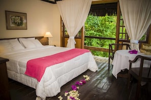 Suite (Orquídea) | Minibar, rollaway beds, free WiFi, bed sheets - Porto Pousada Saco da Capela (Ilhabela)