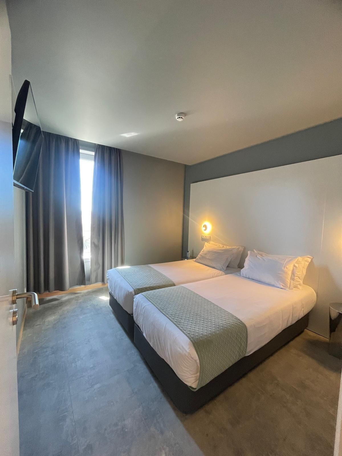 تجهيزات عازلة للصوت وواي فاي مجانًا وملاءات أسرّة