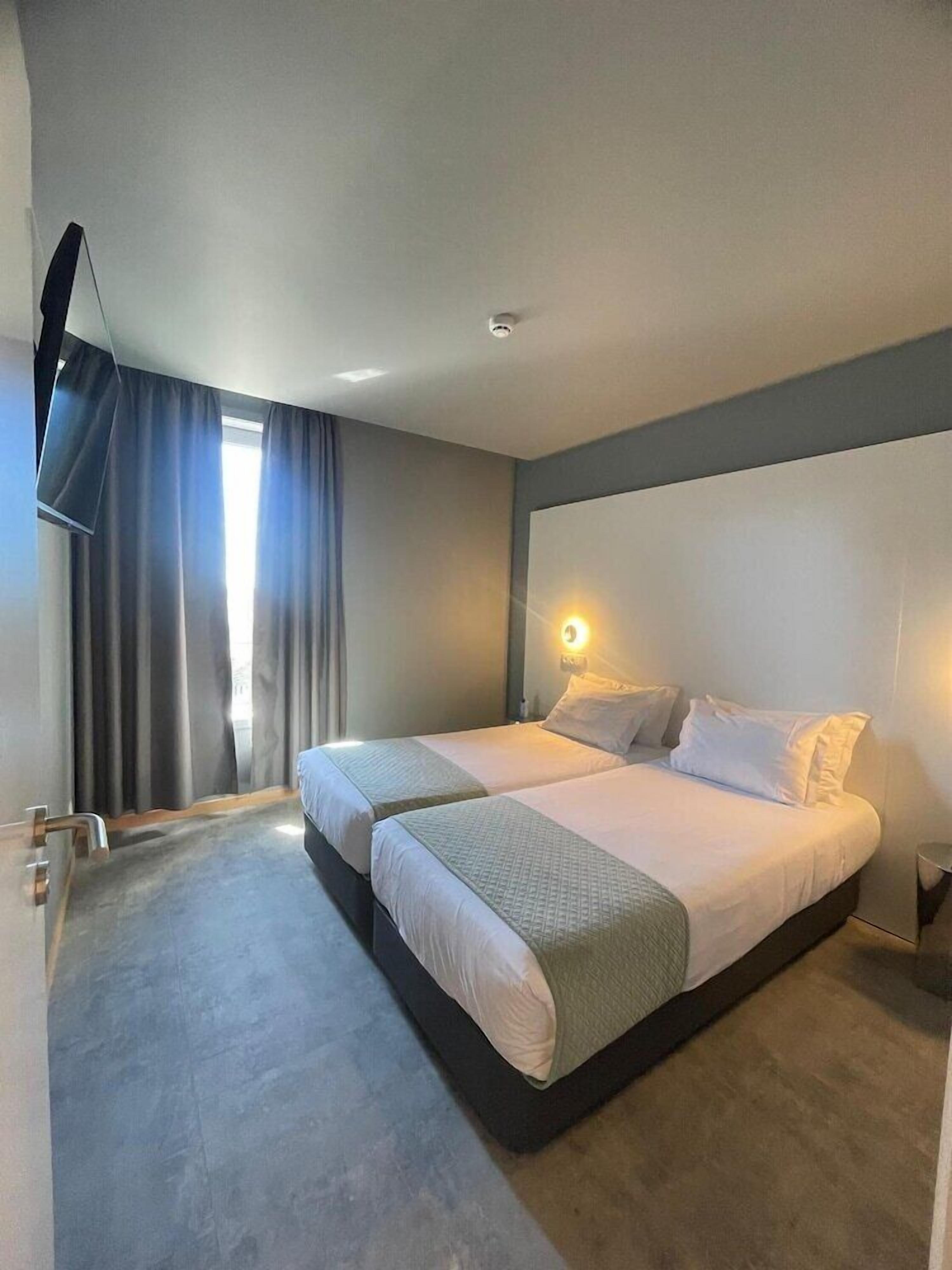 Soundproofing, free WiFi, bed sheets