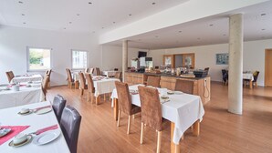 Daily buffet breakfast for a fee - Hotel am Interpark (Grossmehring)