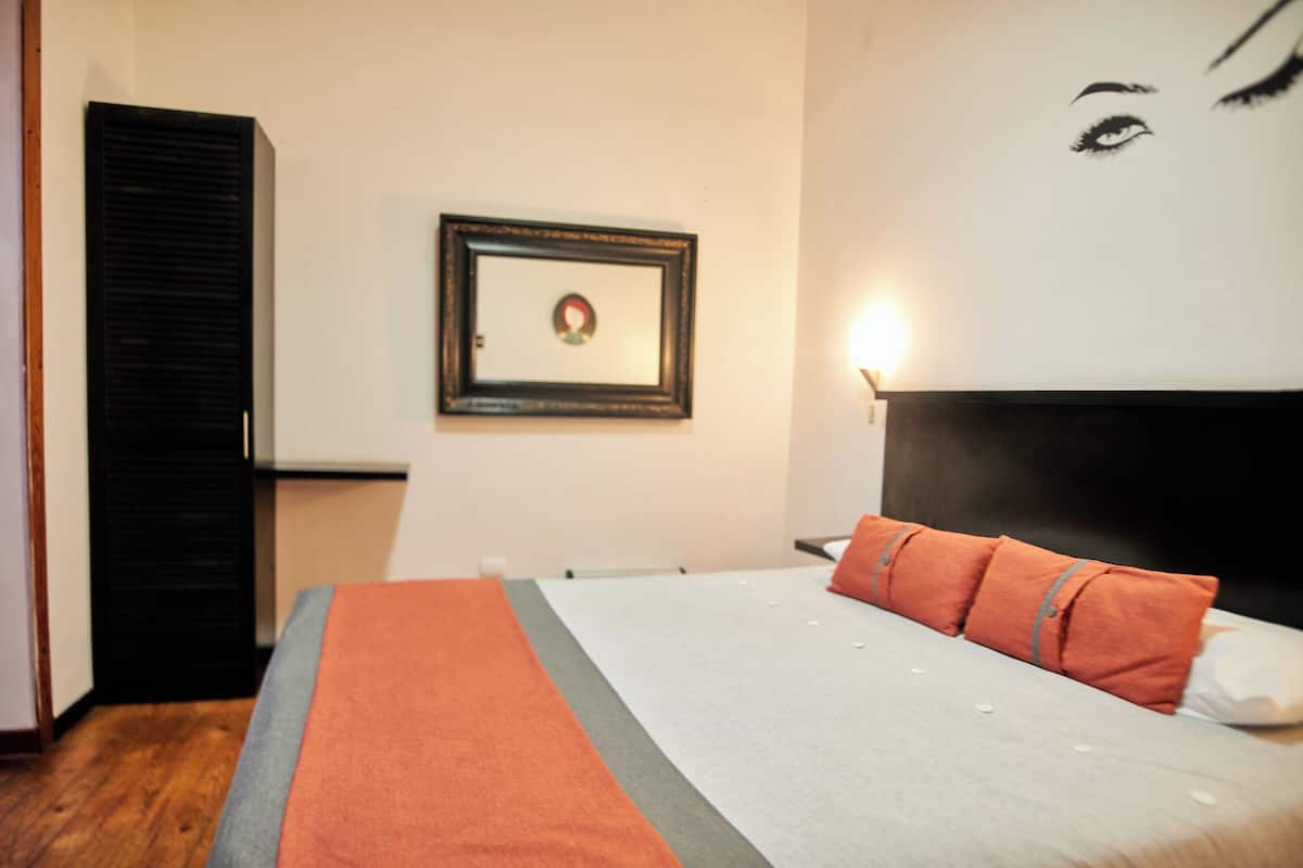 Standaard tweepersoonskamer, 1 queensize bed, privébadkamer | 1 slaapkamer, donzen dekbedden, een strijkplank/strijkijzer, gratis wifi