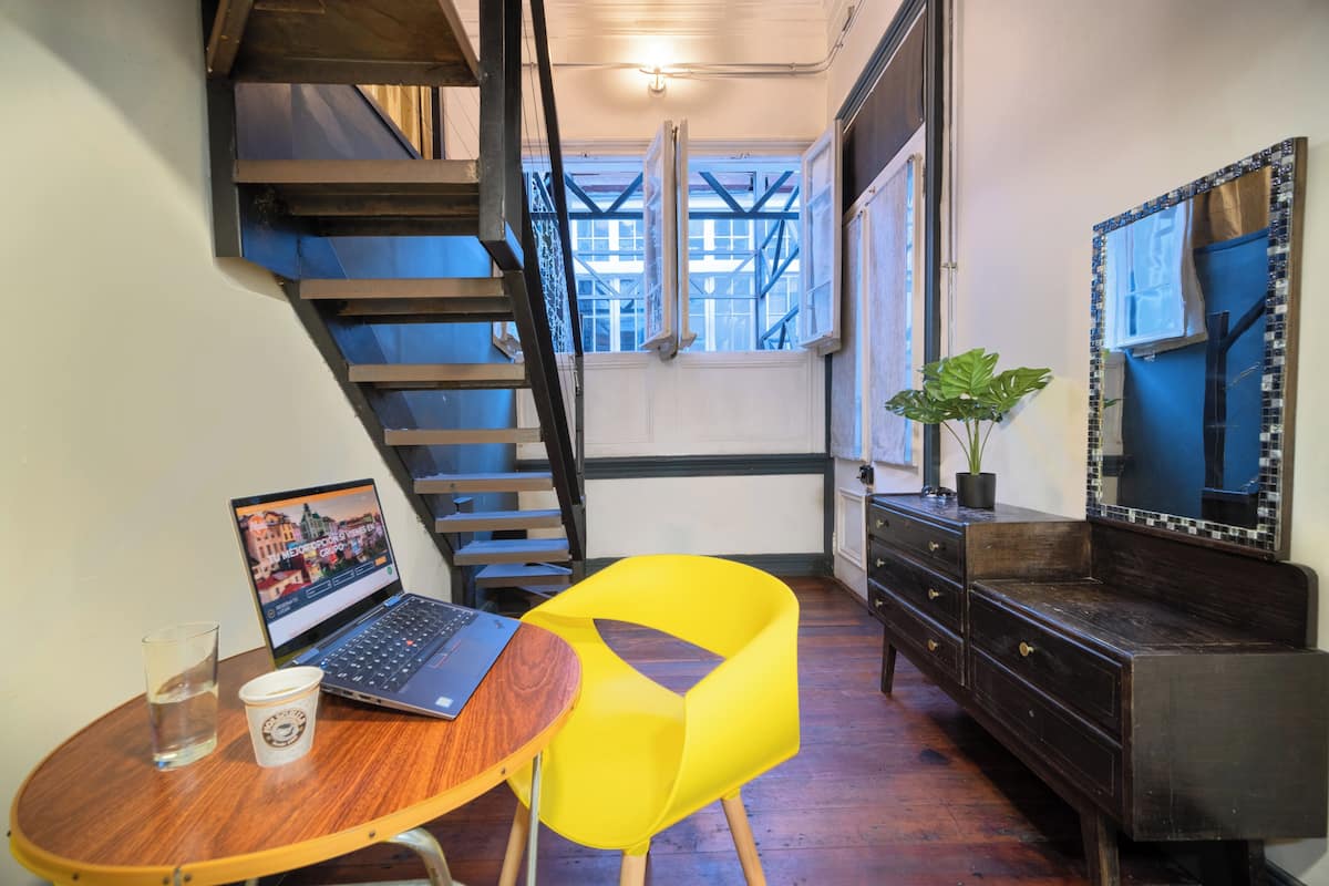 1 habitación, cubrecamas, tabla de planchar con plancha y wifi gratis