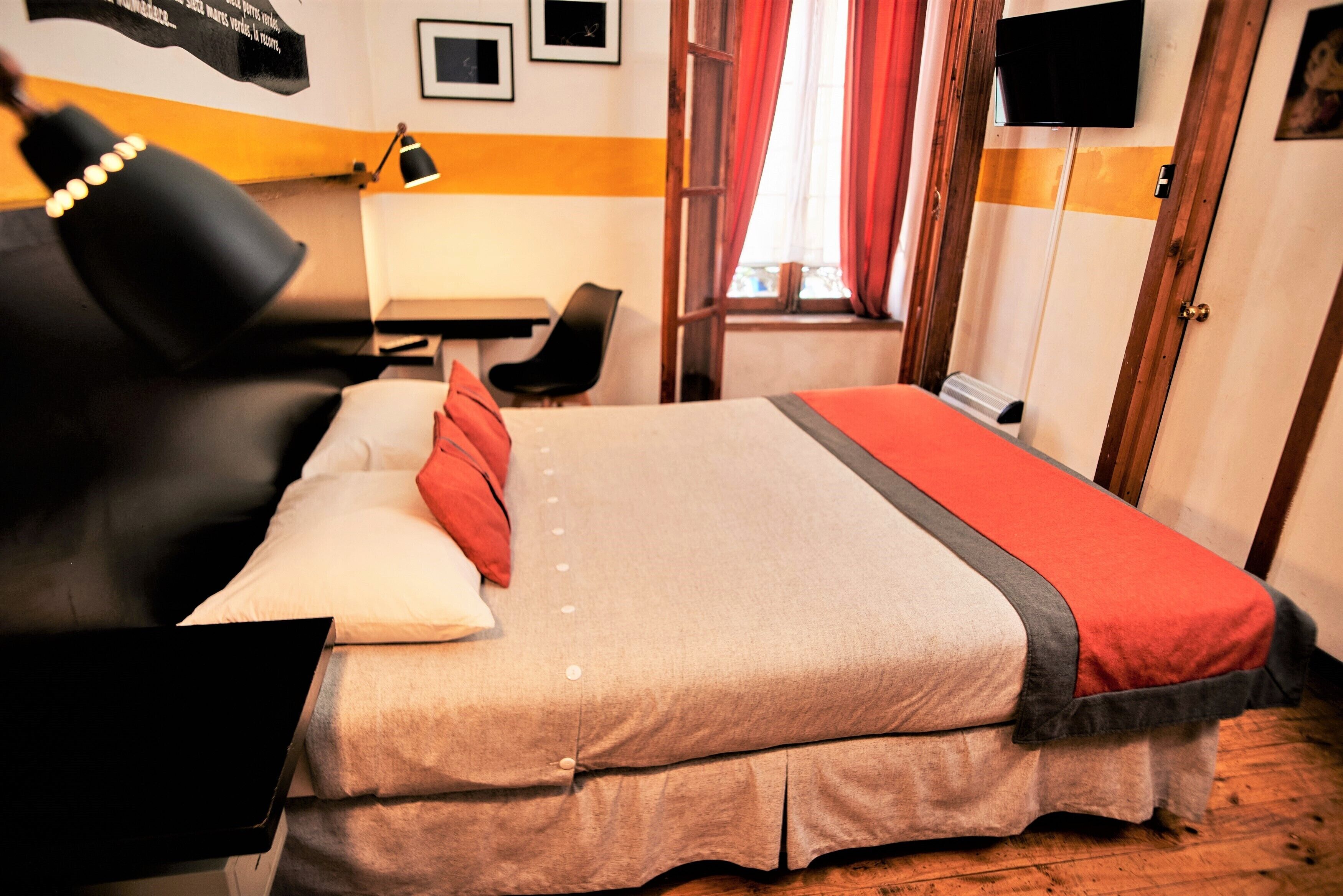 Habitación doble estándar, 1 cama Queen size, baño en la habitación | Edredón, tabla de planchar con plancha, wifi gratis y ropa de cama 