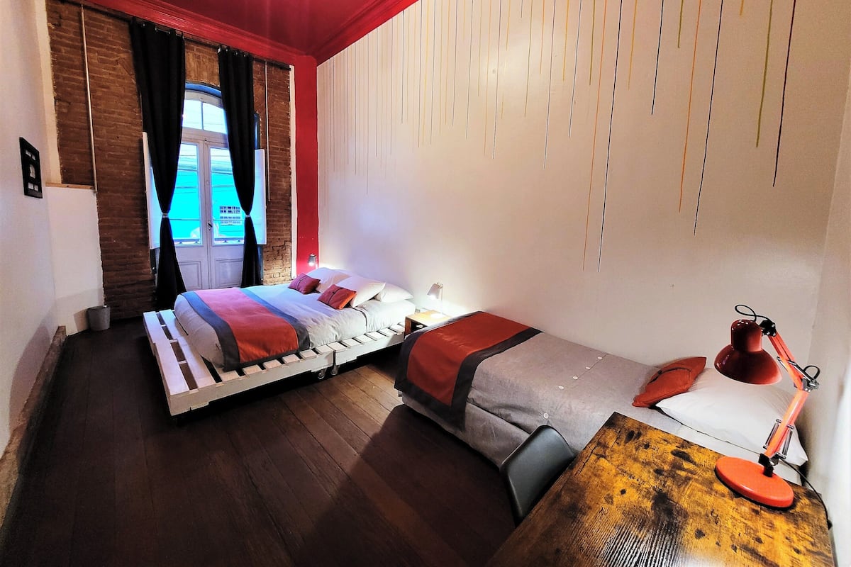 1 habitación, cubrecamas, tabla de planchar con plancha y wifi gratis