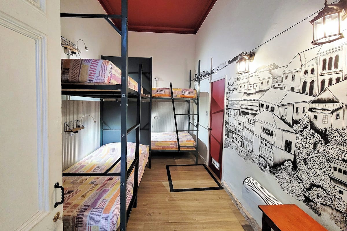 1 habitación, cubrecamas, tabla de planchar con plancha y wifi gratis