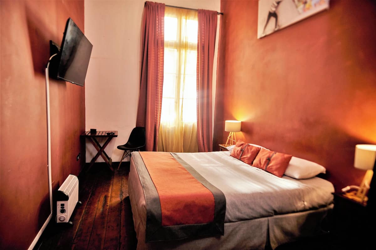 Basic Double Room, 1 Queen Bed, Private Bathroom outside the room | 1 slaapkamer, donzen dekbedden, een strijkplank/strijkijzer, gratis wifi