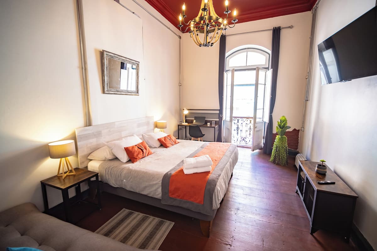 1 habitación, cubrecamas, tabla de planchar con plancha y wifi gratis