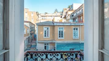 Gemeinsamer Standard-Schlafsaal, Gemischter Schlafsaal, Gemeinschaftsbad | Blick auf die Strasse