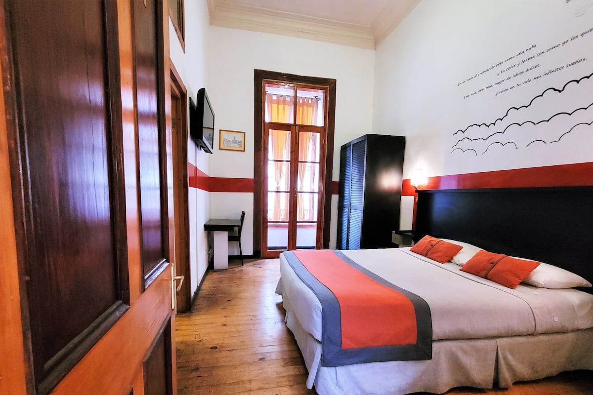 Standaard tweepersoonskamer, 1 queensize bed, en-suite badkamer | 1 slaapkamer, donzen dekbedden, een strijkplank/strijkijzer, gratis wifi