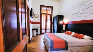 Habitación doble estándar, 1 cama Queen size, baño en la habitación | 1 habitación, edredón, tabla de planchar con plancha y wifi gratis