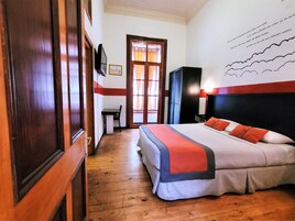 标准双人房, 1 张大床, 独立浴室 | 羽绒被、熨斗/熨板、免费 WiFi、床单