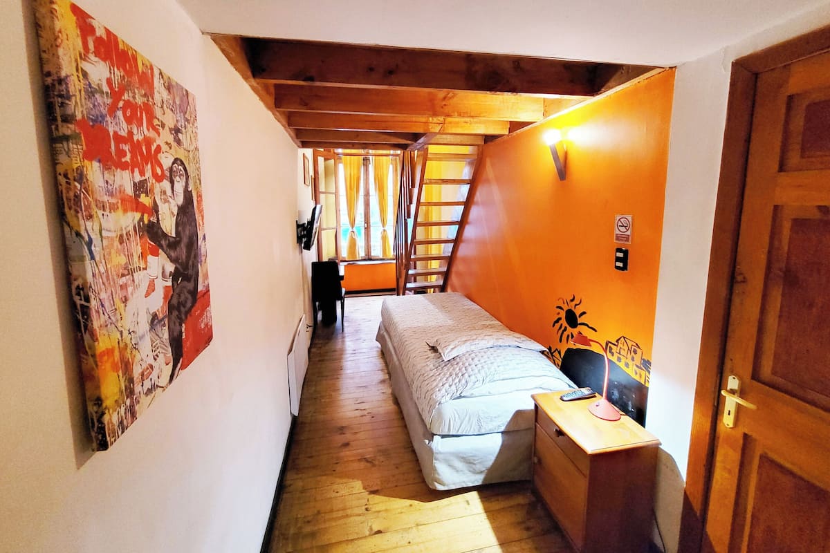 1 habitación, cubrecamas, tabla de planchar con plancha y wifi gratis