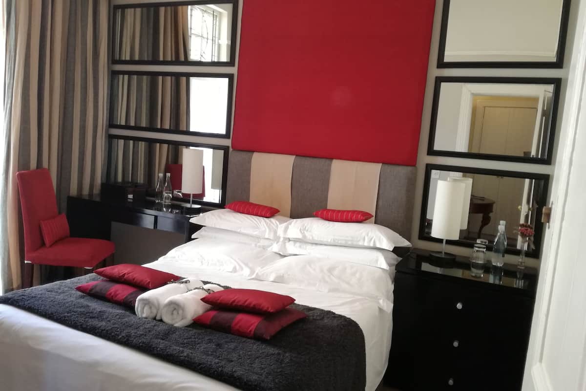 Tweepersoonskamer, 1 tweepersoonsbed, op benedenverdieping | Lakens van Egyptisch katoen, luxe beddengoed, een kluis op de kamer