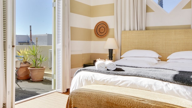 Classic Double Room | Egyptian cotton sheets, premium bedding, in-room safe - Liberty Lodge (Cape Town)