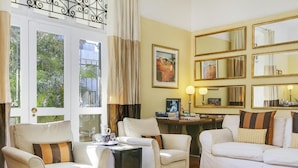21-inch flat-screen TV with satellite channels, TV - Liberty Lodge (Cape Town)