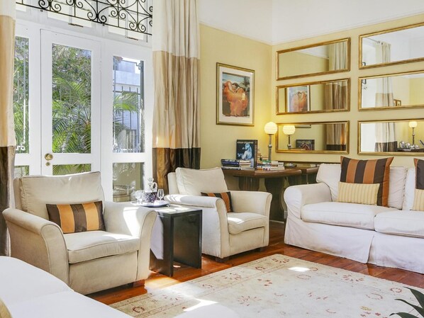 21-inch flat-screen TV with satellite channels, TV - Liberty Lodge (Cape Town)