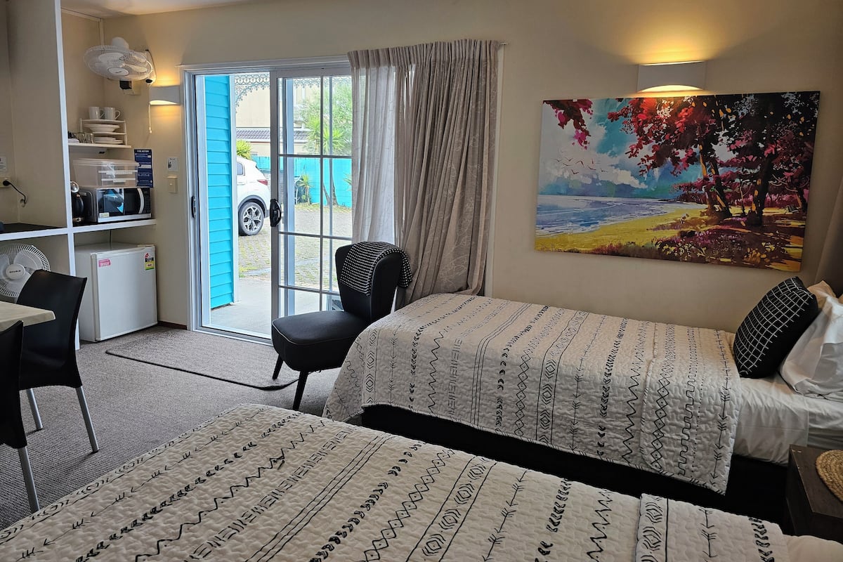 Twin Room with Free Netflix | Individually decorated, individually furnished, soundproofing