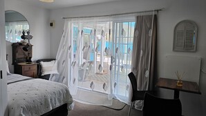 Deluxe Twin Room with Free Netflix - Albert Number 6 Motel (Whitianga)
