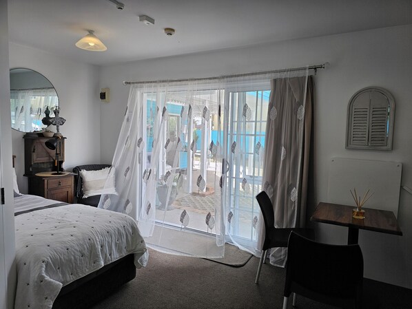 Deluxe Twin Room with Free Netflix | Individually decorated, individually furnished, soundproofing