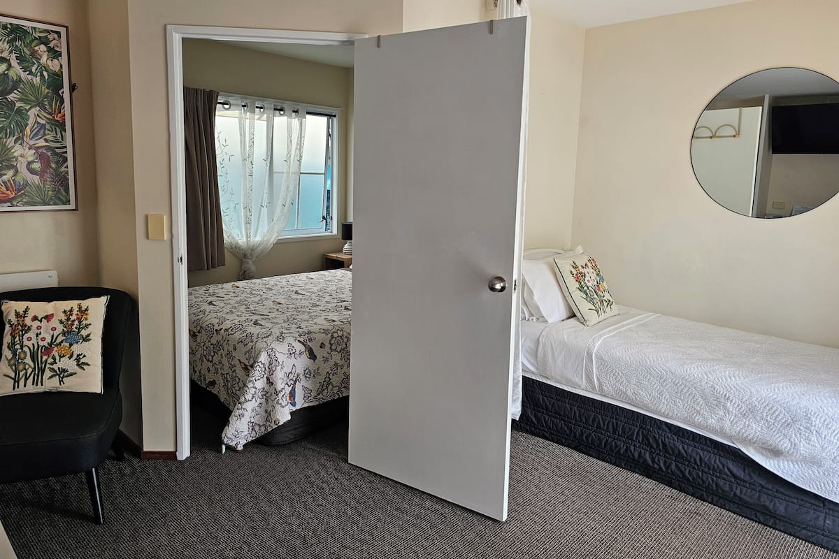 Deluxe Twin Room with Free Netflix | Extra beds