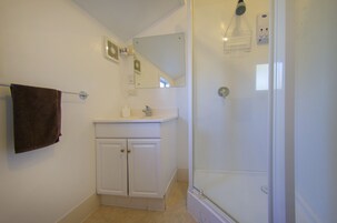 Habitación con 2 camas individuales, 1 habitación, baño privado | Baño | Ducha, secador de pelo, jabón y champú