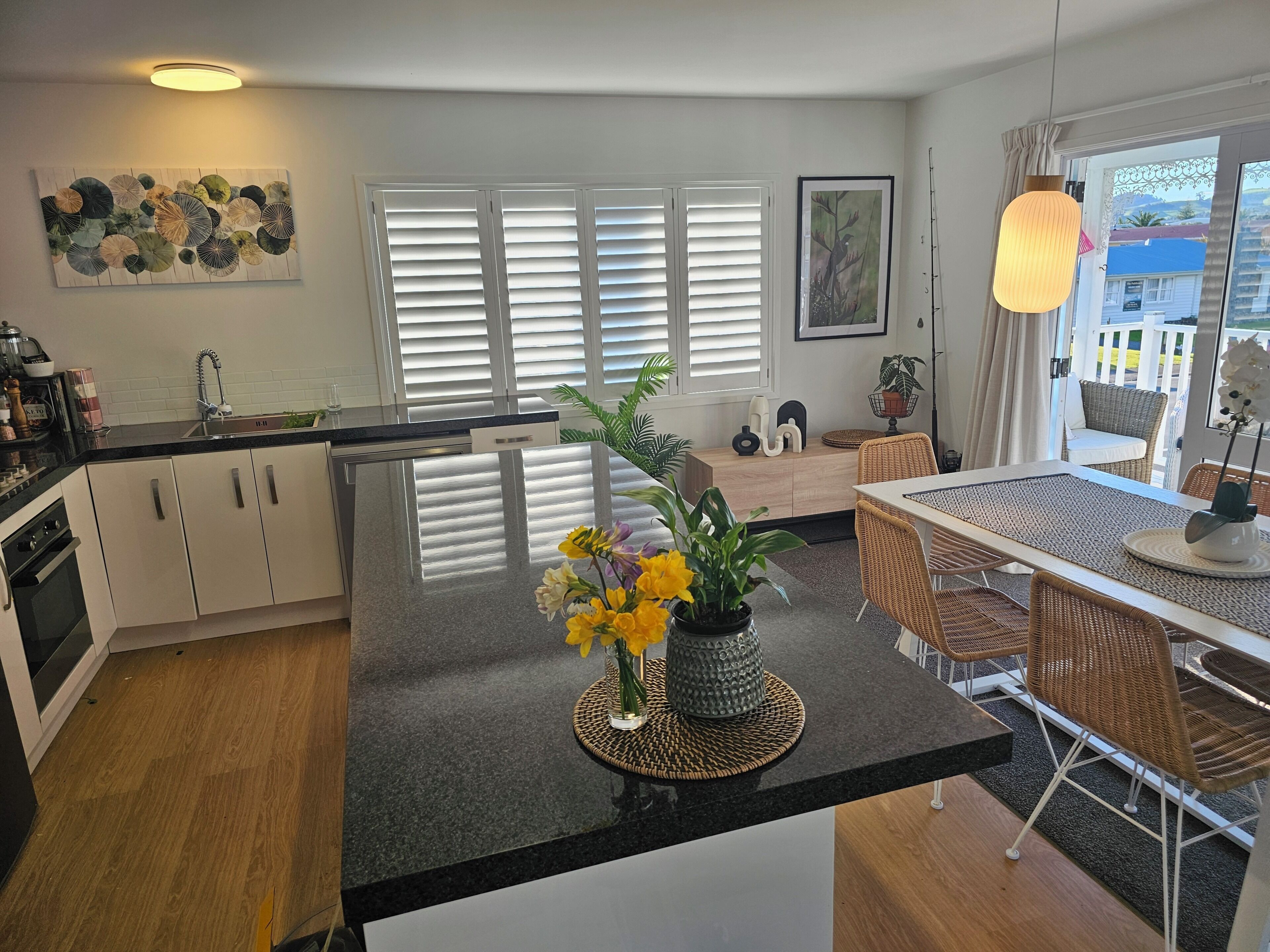 Appartement Deluxe, vue partielle sur l'océan | Cuisine privée | Four à micro-ondes, bouilloire électrique, table de salle à manger