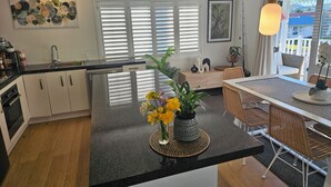 Deluxe Apartment, Partial Ocean View | Private kitchen - Albert Number 6 Motel (Whitianga)