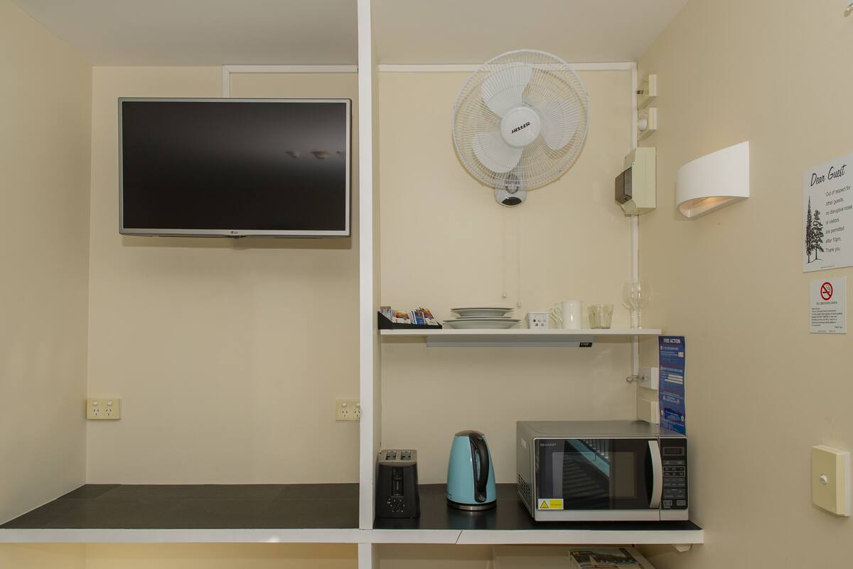 queen room with free netflix | 1 bedroom, individually decorated, individually furnished, soundproofing