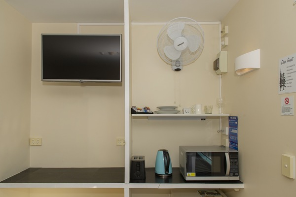 Queen Room with Free Netflix | Premium bedding, soundproofing, iron/ironing board (on request)