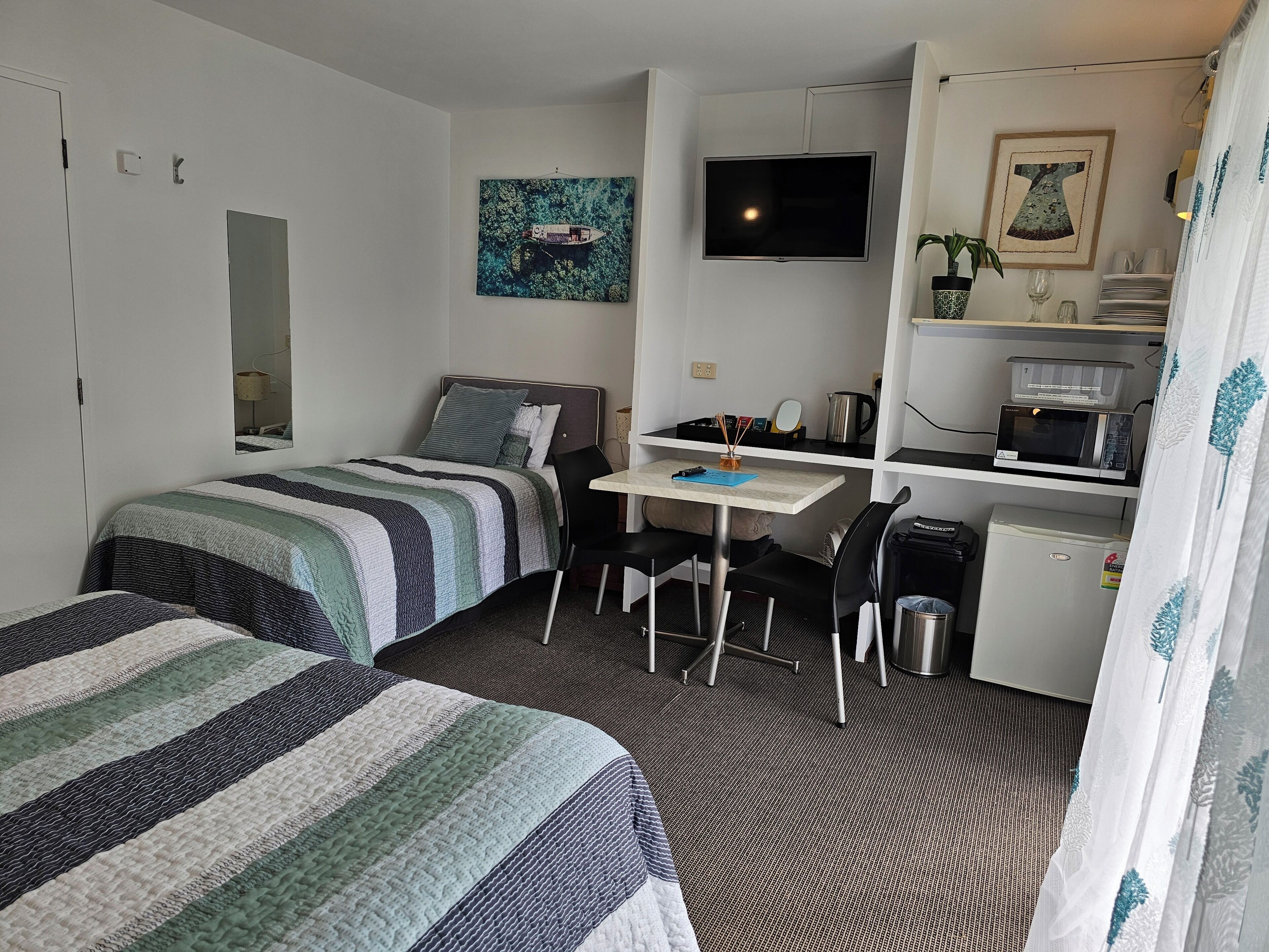 Twin kamer, 1 slaapkamer, en-suite badkamer | Luxe beddengoed, een laptopwerkplek, geluiddichte muren