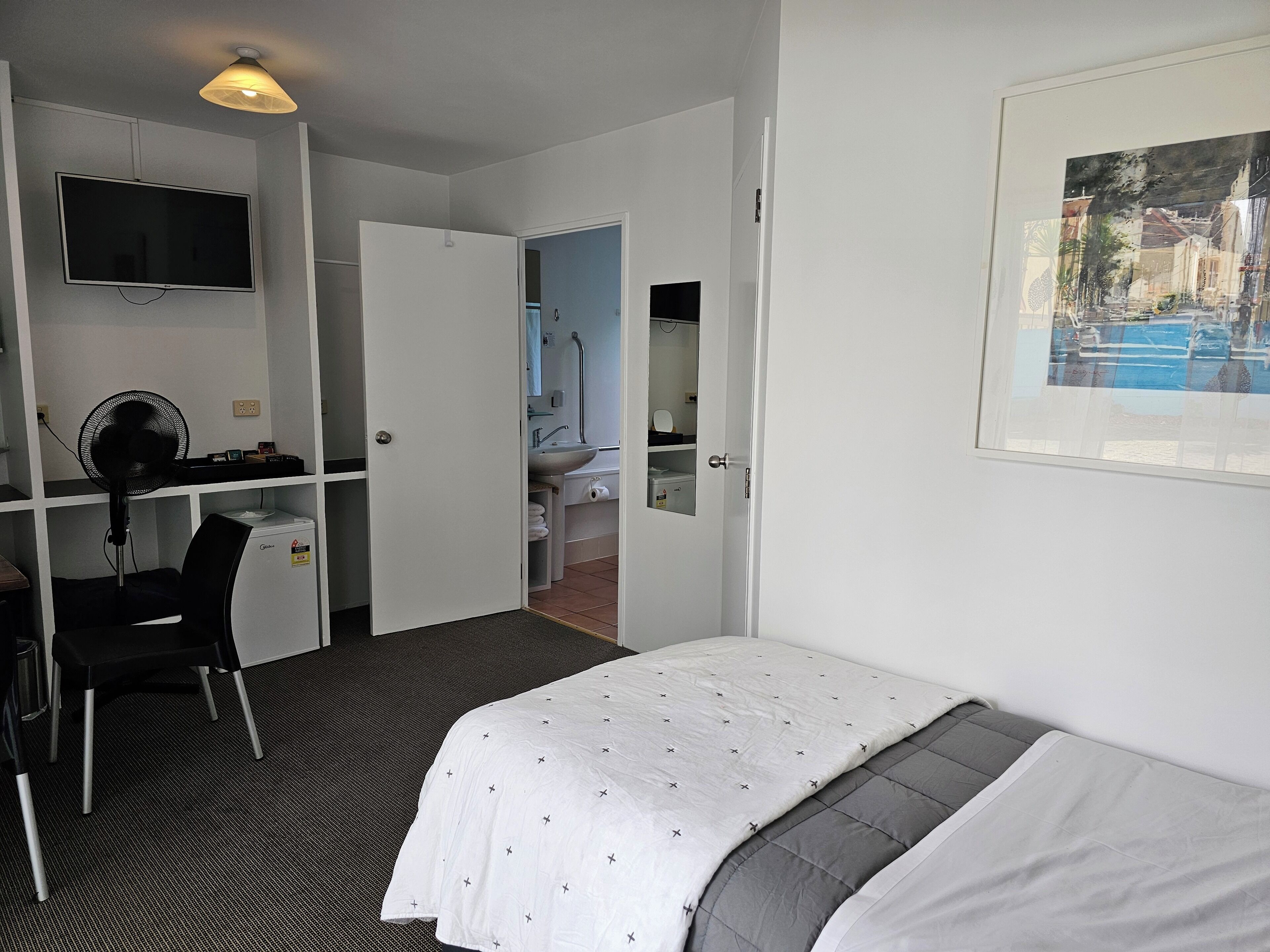 deluxe twin room with free netflix | 1 bedroom, individually decorated, individually furnished, soundproofing