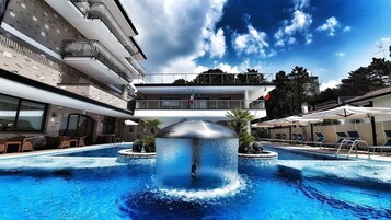 Una piscina al aire libre (de 08:00 a 00:00), sombrillas, tumbonas