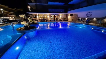 Piscina all'aperto, ombrelloni da piscina, lettini