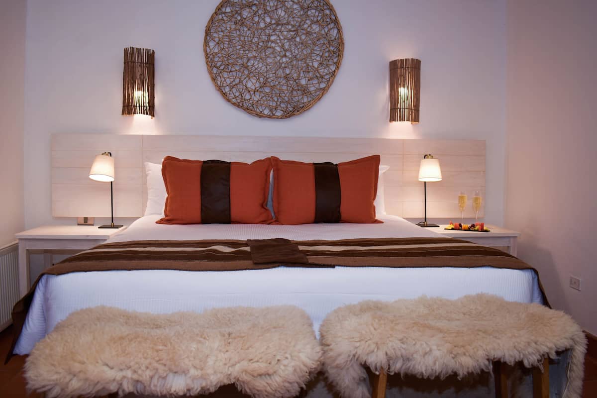 noi suite premium room | minibar, in-room safe, desk, blackout curtains