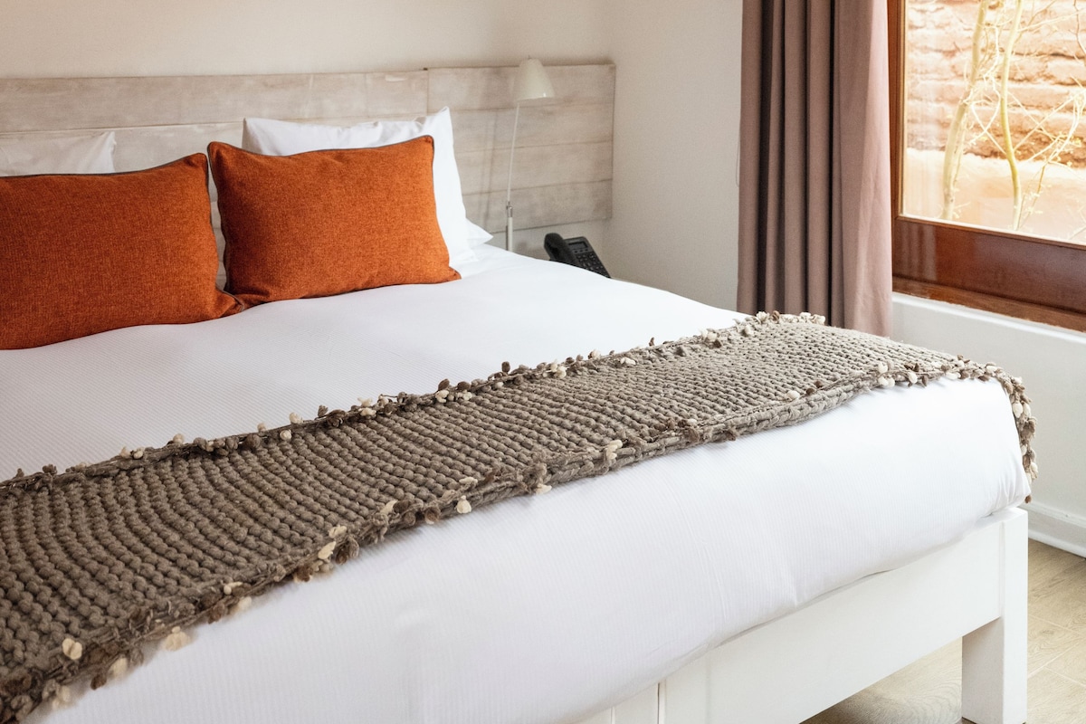 Deluxe tweepersoonskamer | Hypoallergeen beddengoed, een minibar, een kluis op de kamer, een bureau
