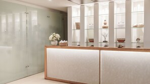 A reception area with a glass display case containing various items. - Noi Vitacura (Santiago)