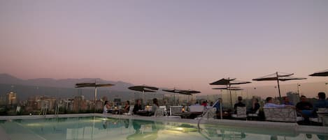 Una piscina cubierta, una piscina al aire libre, tumbonas