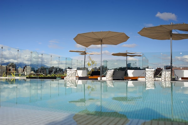 Piscine couverte, piscine extérieure, chaises longues