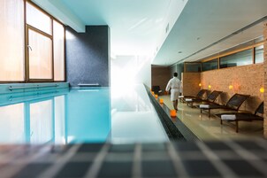 屋内プール、屋外プール、営業時間 11:00 ～ 18:00、サンラウンジャー