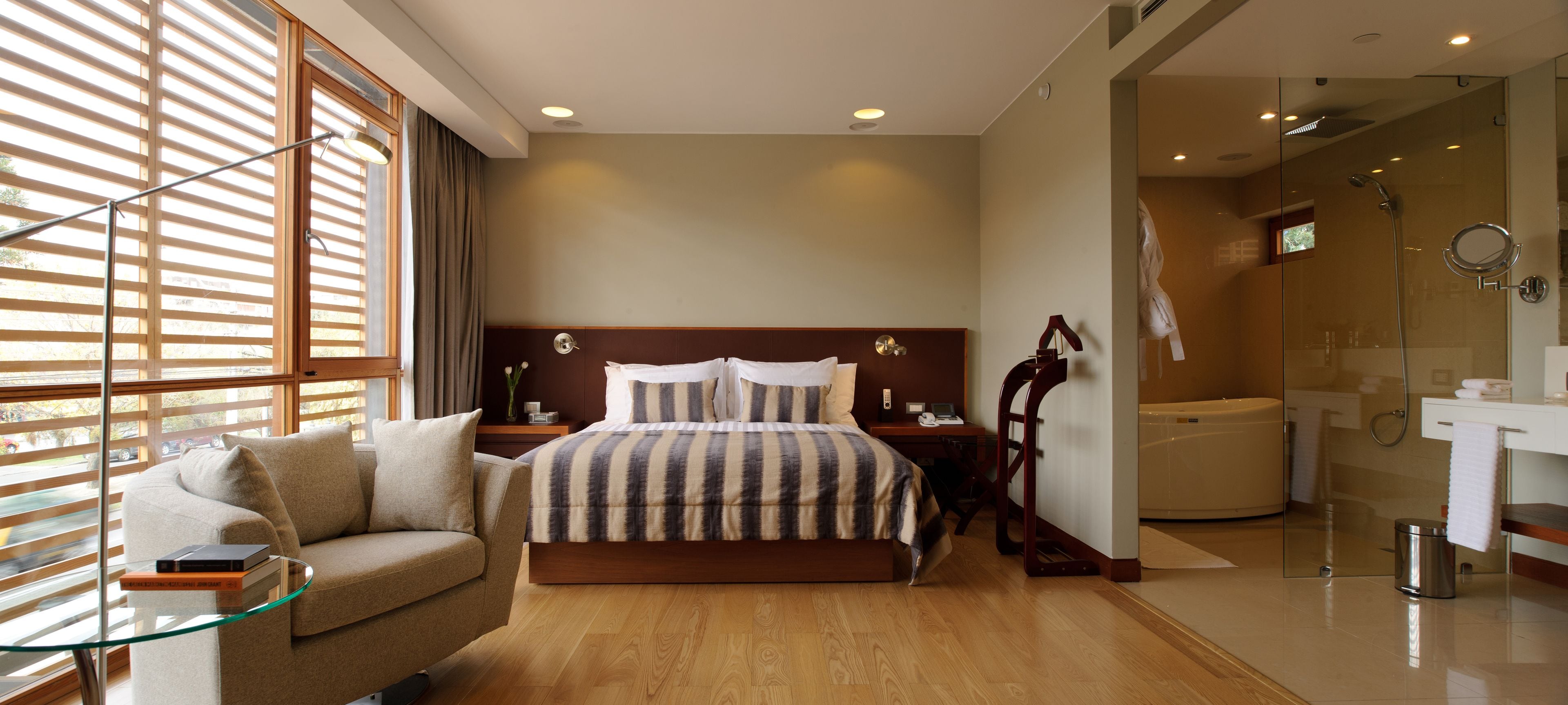 Egyptian cotton sheets, premium bedding, Select Comfort beds, minibar