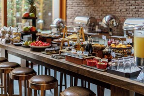 A buffet setup with various food items and condiments. - Noi Vitacura (Santiago)