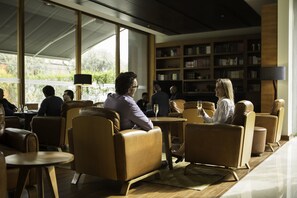 Lobby sitting area - Noi Vitacura (Santiago)