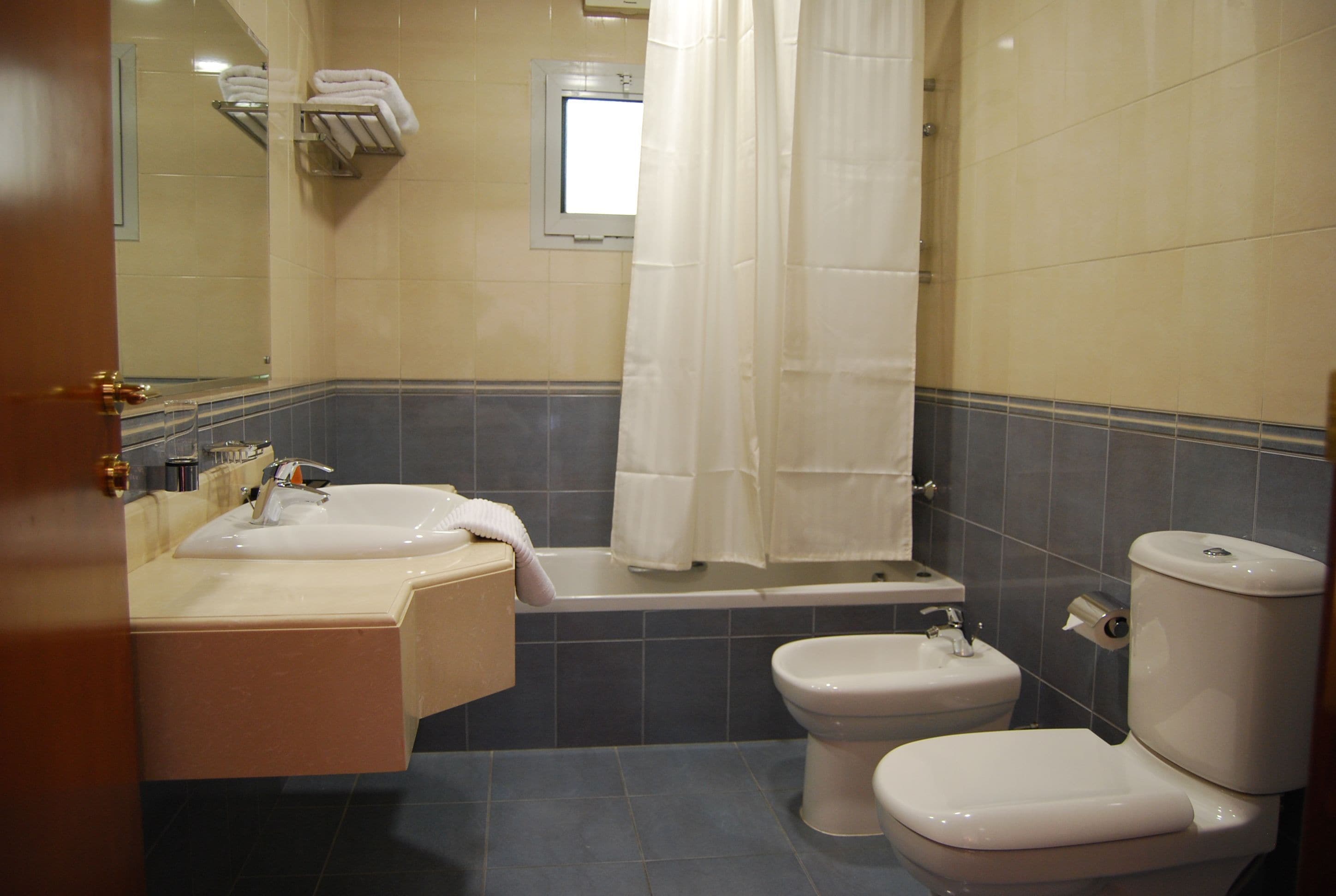 Photo - Al Madina Suites Doha