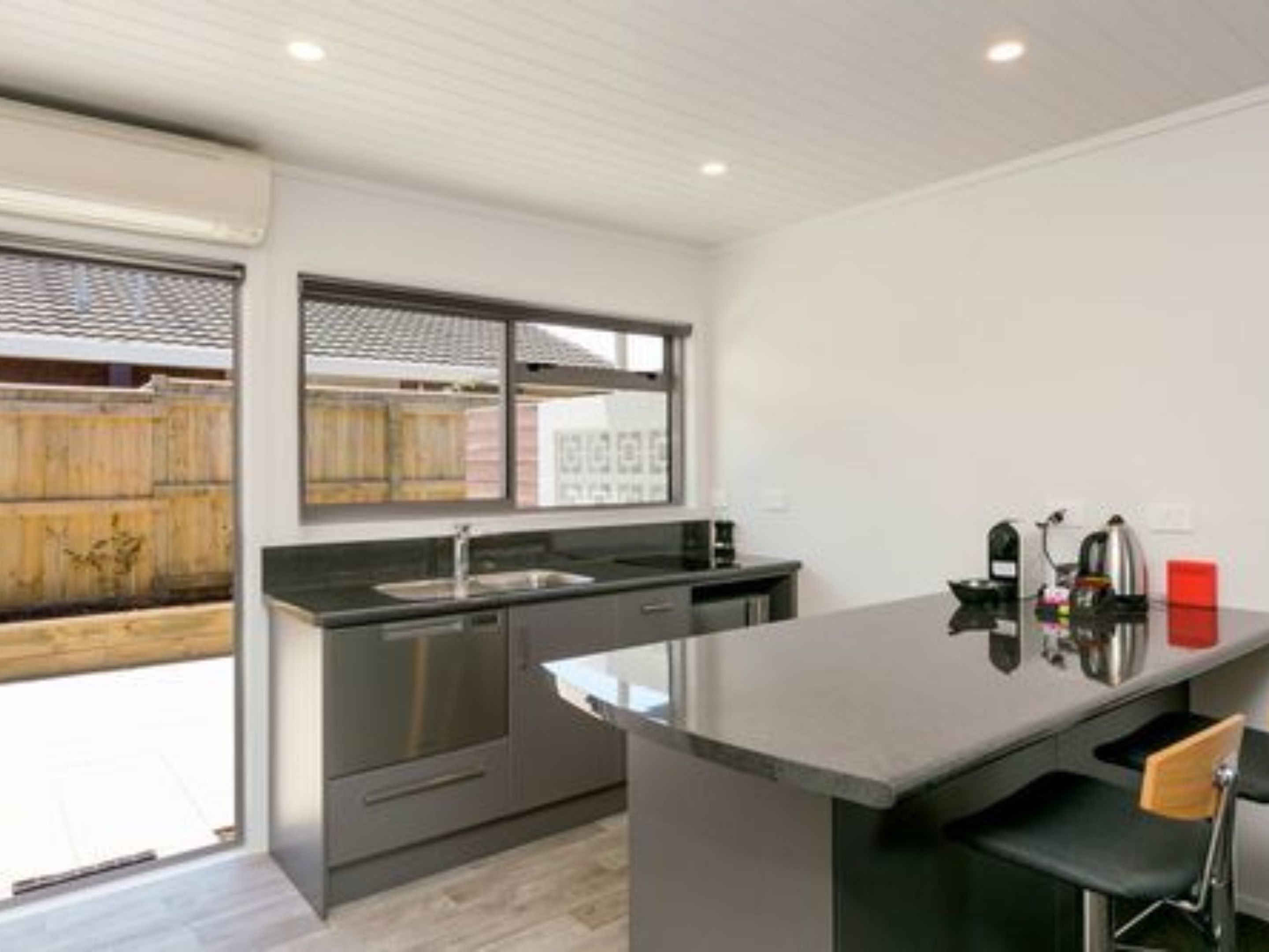 Apartemen, 1 kamar tidur | Dapur kecil pribadi | Lemari es, microwave, kompor, dan mesin pencuci piring